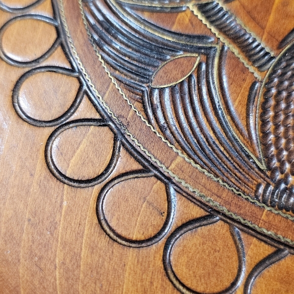 VINTAGE ROUND HAND CARVED WOODEN PLATE - Picture 3 of 7